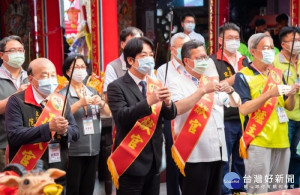 副總統賴清德、鄭文燦市長及與會貴賓上香祈福

