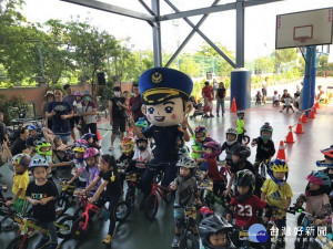 警方在滑歩車賽宣導。林重鎣攝