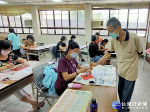 
大甲區公所舉辦「墨蘊石刻─彩墨石雕篆刻‧大甲多元藝術展」，在地藝術家把擁有的藝術精華與民眾DIY同樂，體驗大甲的藝術世界。（記者陳榮昌攝）
