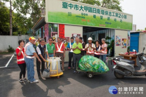 

大甲區日南環保志工第二小隊志工隊長王錦樹創造隨身牽引式資源回收車，綁在腰間，騰出雙手工作起來更方便，獲環保局代局長陳宏益、市議員吳敏濟讚許。（記者陳榮昌攝）