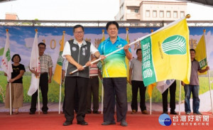 鄭文燦市長授旗各區農會代表，並預祝農民朋友在競賽中獲得好成績
