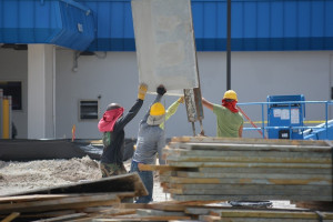 行政院勞動部為配合現階段前瞻基礎建設及台商回流投資發展，所致營造業人力需求之推升，於7日發布施行「鼓勵失業勞工受僱營造業工作試辦計畫」，提供失業勞工最高10萬8千元的就業獎勵津貼，鼓勵失業勞工受僱從事營造業工作，並協助充實營造業人力。（圖／Pixabay）