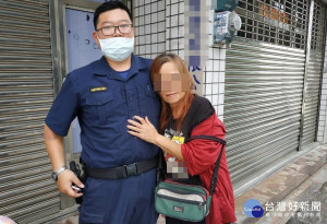 婦人感謝警員。林重鎣攝