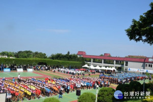 
永信盃全國排球錦標賽十九日起四天，假台中市鐵砧山永信運動公園鏖兵，往昔開幕分列式進場整齊，活動盛大。（記者陳榮昌攝）