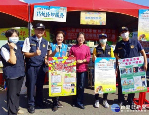 雲林縣真善美協會邀請縣警局與斗六分局於「守護記憶樂活健康」活動，現場設置攤位提供長者免費指紋捺印建檔服務，為守護長者盡一份心力。