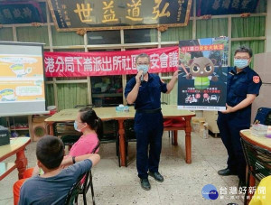 下崙派出所為加強警民雙向溝通，提醒民眾反毒、防詐騙及維護交通安全，所長陳正雄於信仰中心福安宮與村民進行意見交流。