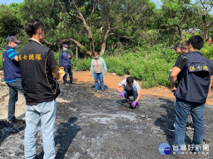 新北市環保局透過行政院環保署「起火點資訊平台」，發現石門區老崩山路墓園有經常性燃燒情形，士林地檢署江耀民檢察官指揮各單位發動搜索