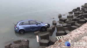 永安漁港驚見車輛落海，海巡消防即刻救援。
