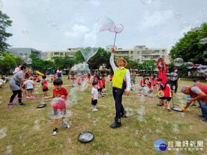 林世賢市長和市立幼兒園小朋友，快樂地在一起同樂。圖記者鄧富珍攝