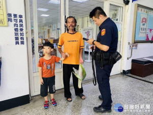 男童走失街頭　熱心警協助返家團圓（圖／竹南分局）