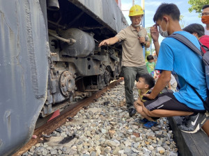  學員認真聽機場人員講解火車結構