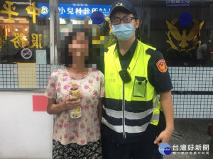 警員洪名輝向所轄新莊分局中平派出所確認老婦身分，並駕車協助載送老婦至中平派出所與家人會合，家屬感謝警方護送老婦安全返家