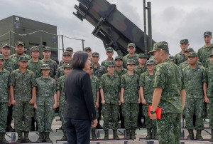 總統蔡英文日前日視導兩處「空軍防空飛彈連」時，重申「國土主權、寸步不讓；民主自由、堅守不退」，這是保家衛國的信念和決心，她也一定會做大家的後盾，讓國軍官兵可以全心投入任務。1（圖／總統府Flickr）