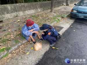 七旬婦忘了回家路，警方透過愛的手鍊聯繫家屬，協助她返家。