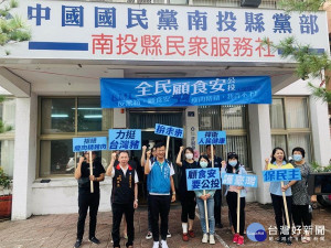 國民黨南投市黨部主委張嘉哲和民眾共為禁止含瘦肉精豬隻進口發聲。（張嘉哲服務處提供）