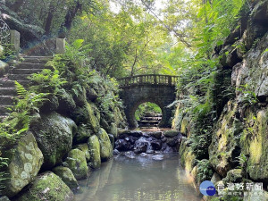 富有古意的砌石圓拱曲橋（圖／台北市大地處提供）