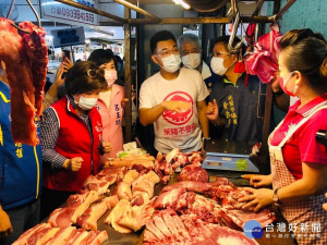 江啟臣（中）與豬肉攤商親切交談。照片／國民黨桃園市黨部提供