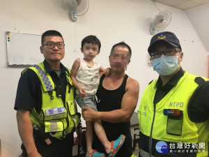 警方助男童回家。林重鎣攝