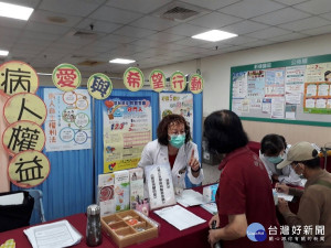 麻豆新樓醫院舉辦心理健康月活動，透過心理師及社工師進行主題宣導。