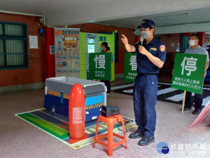 中壢監理站為推廣路口禮讓行人文化，辦理「車慢行、人速行，行經路口慢看停」活動。