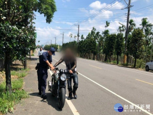 重機拋錨求助無門　熱心警當騎士的靠山（圖／枋寮分局）