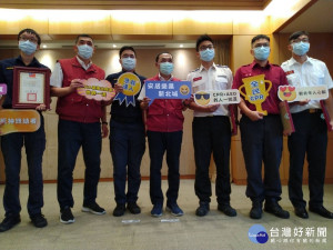 市長侯友宜於市政會議開始前親自頒獎表揚厚德派出所員警蘇聖翔、陳品睿，以及消防重陽分隊隊員鄒獻慶、曾育佳與救護志工杜忠洋