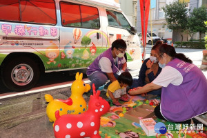 新北市早療行動車開到石門偏區服務，早療教保員邱宜君（右）和社工督導蔡賀凱（左）幫芹芹篩檢並提供葉媽媽（中）語言治療諮商