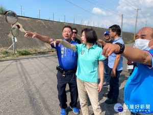 立委勘查草堤路淹水。林重鎣攝