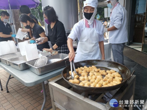 ▲受新冠疫情影響，泰國航空（Thai Airways）財務狀況加速惡化，對此，泰航積極開拓新財路，在路邊擺攤開賣早餐油條。（圖／翻攝自Sukanya Patcharakonkamon臉書）