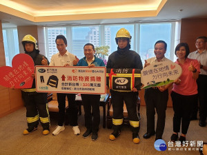 侯友宜18日上午於市府18樓貴賓招待室，代表接受新竹物流公司捐贈消防衣165套、消防鞋54雙，總價值320萬元的消防裝備 