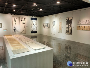 「杖藜行歌─林俊臣書法展」筆墨圓舞演繹當代書法美學。圖／記者鄧富珍攝