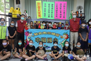 副市長謝政達及教育局長張明文18日出席三峽區中園國小「在地化複合型防災示範演練」