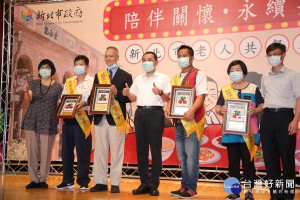 市長侯友宜表揚123個優良老人共餐單位「金好味獎」，並各致贈獎勵金5,000元，鼓勵辦理老人共餐優良單位