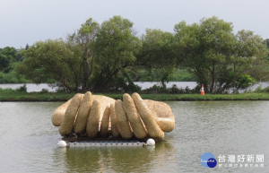 「水‧源」作品，象徵著人將水帶往陸地，此水孕育萬物滋養眾生