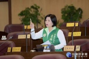 ▲呂林小鳳與議員質詢，八德擴大都市計畫未來商業機能要加強。（圖／市議會提供）