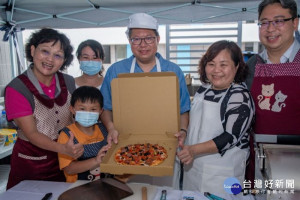 市長體驗手工PIZZA製作，並進行義賣

