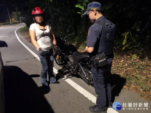 女子深夜機車拋錨推車，幸遇暖警助解圍。