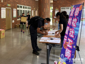 新北市西區學生輔導諮商中心學校社工師結合民間慈善團體捐贈的物資及防疫用品，分裝成803份實用的開學禮包