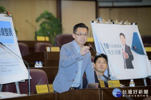 ▲劉仁照市議員質詢認為，斑駁的平鎮游泳池應該退休並重建。（圖／市議會提供）

