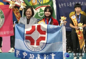 蔡英文總統與第50屆全國技能競賽美髮類金牌選手嚴心妤合影。

