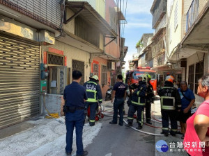 
大甲區九十多歲獨居長輩煮午餐卻不慎摔倒受傷，無法關掉瓦斯廚房直冒黑煙，警消到場破門處理得宜而未釀災害。議員助理等人士紛到醫院探望受傷的長輩，沛希望政府加強重視獨居長輩安全。（記者陳榮昌攝）