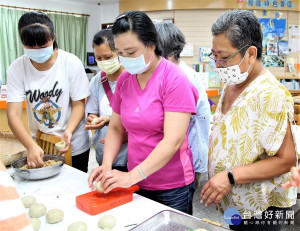 北海岸的新住民朋友齊聚在石門分館，一起動手做另類月餅「古早味草仔粿」，感受不同的中秋氣氛，同時交流家鄉情感，一解思鄉之苦。