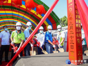 
台中市政府關心大甲區日南國小校舍老舊耐震係數不足，編經費拆除重建，二十三日市之盧秀燕主持西棟B棟整建動土典禮。（記者陳榮昌攝）
