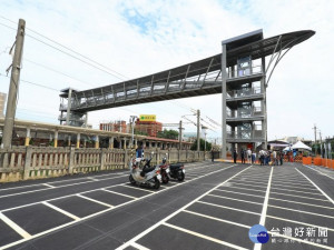 

大甲火車站人行跨越橋及甲后停車場，兩工程竣工，市長盧秀燕主持啟用典禮，表示可大幅提升大甲交通要道便利性。（記者陳榮昌攝）

 