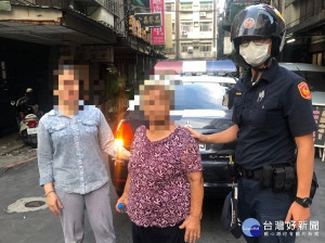 八旬王姓老婦患有失智症，獨自外出撿拾回收迷失方向，在街道上徘徊，熱心民眾發現報警，警方查詢確認住址後，護送老婦平安返家