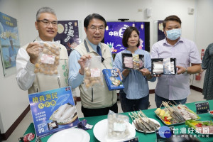 台南市長黃偉哲在學甲區推薦健康低脂燒烤虱目魚虱在夯菜單。
