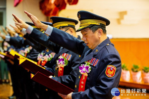 副市長謝政達25日主持新北市政府警察局卸、新分局長、大隊長聯合布達交接典禮