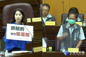 桃園市議員舒翠以「抓賊的其實就是賊」大字報，質詢桃園市政府環保局長呂理德。