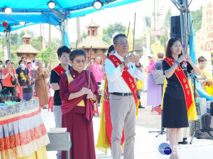 圖說：行動佛殿103站嘉義水上，執行長陳和慧(中左)帶領水上鄉長劉敬祥(中)，議員楊秀琴(中右)、公所秘書江佩曄、前雲嘉電台主持人楊月環上香祈福。