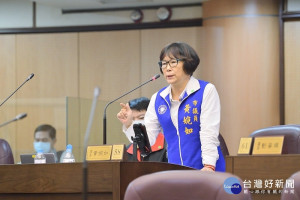 ▲市議員黃婉如總質詢，揪出各單位需要改善的地方，包含服務態度。（圖／市議會提供）